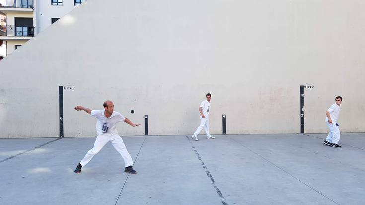 Gaur erabakiko da zer pelotarik jokatuko dituzten esku pilota txapelketako finalaurrekoak