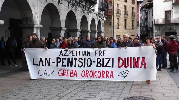 Eguneko lehen manifestazioa egin dute grebarekin bat egin duten hainbat herritarrek Azpeitian