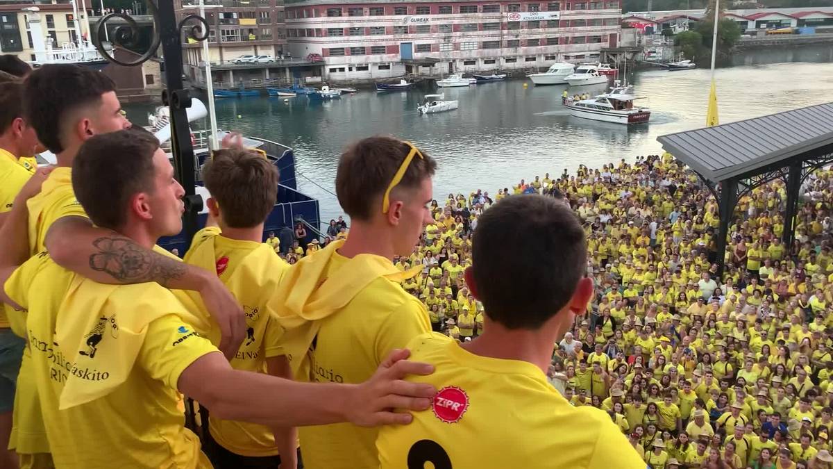 Bideoan, herritarrek Kontxako Banderaren irabazleei egindako harrera hunkigarria
