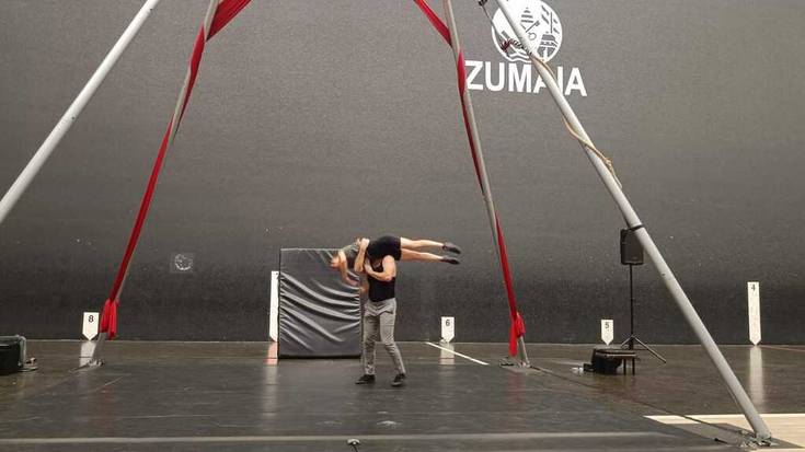 Haur andana Aitzurin egindako zirku tailerrean