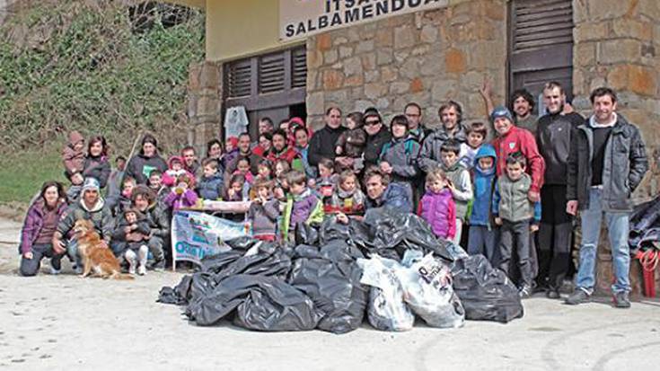 Igandean hondartza garbiketa egingo da