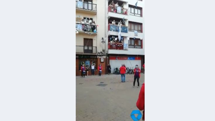 Bideoa: Santa Marinako danborrada, distantziak mantenduta