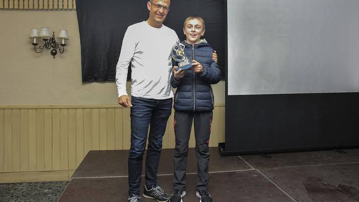 Lagun Onak Futbol Taldeak denboraldi amaierako sari banaketa egin du