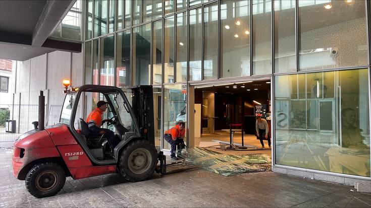 Soreasu antzokiko ate birakariak kentzen ari dira