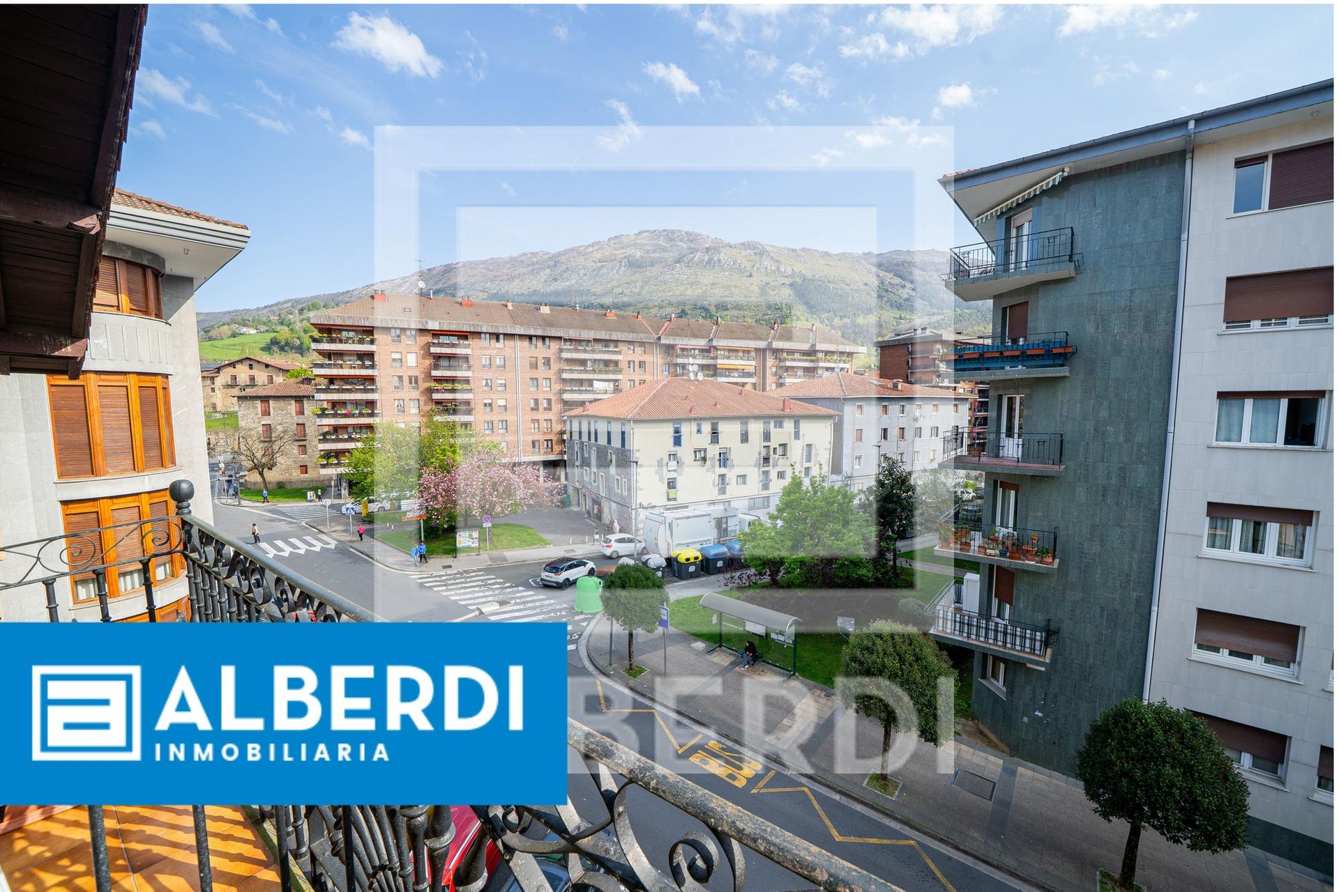 Alberdi Inmobiliaria: eraberritzeko dagoen etxebizitza Julio Urkixo etorbidean