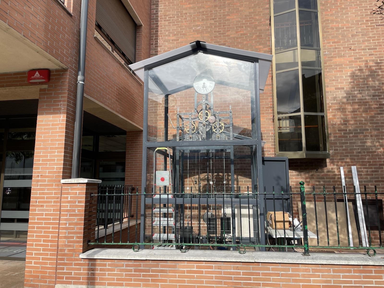 San Martingo erlojua, egoitzaren atarian