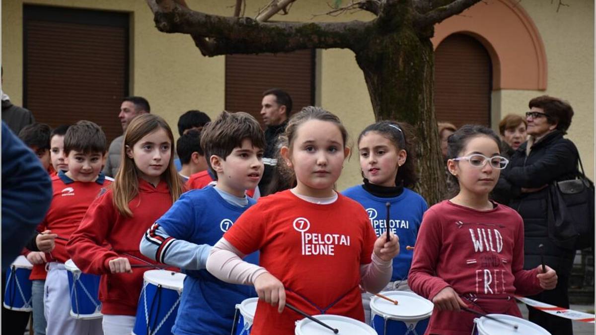 Danbor hotsez ospatu dute Floreaga ikastetxean San Sebastian eguna