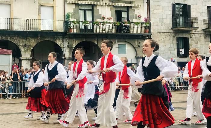 Doinu ezagunekin sortutako koreografia berriak eta dantza tradizionalak, igandean plazan