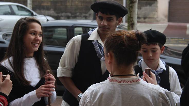 Santa eskean aterako dira asteazkenean Orioko ikastetxeetako ikasleak