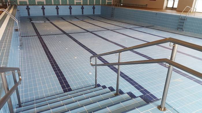 Astelehenean irekiko dituzte Zarauzko kiroldegiko igerilekuak