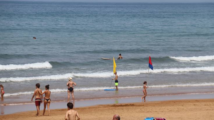 Ahal Dugu-EquoBerdeak alderdiak exijitu dio Udal Gobernuari "orain arteko hondartza zaintza zerbitzu berbera eskaintzen jarraitzea"