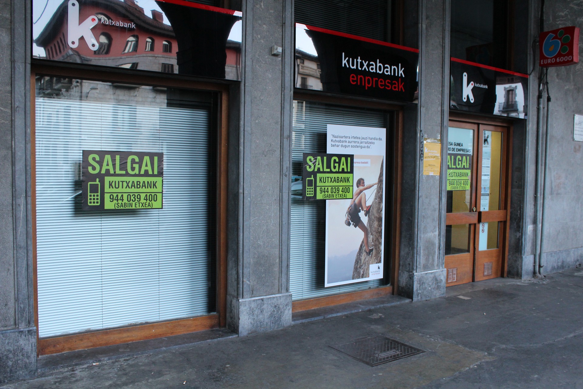 Azpeitiko Kutxabank ere salgai dago! \