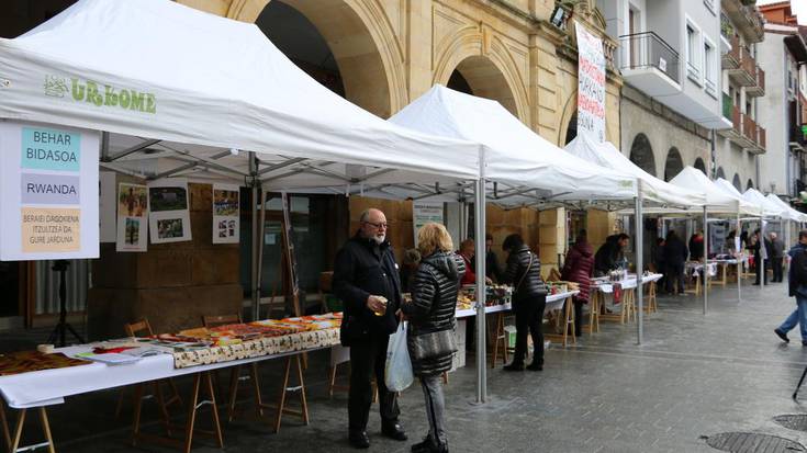 Ikusmina piztu dute azokak eta ehoziri erakusketak