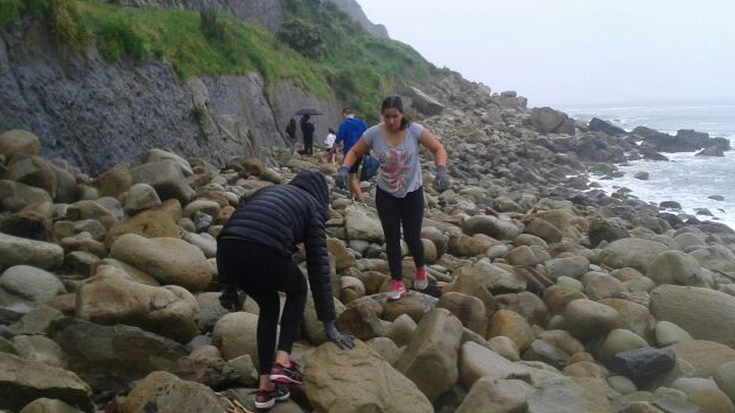 Maria eta Joseko ikasleak Inpernupen izan dira, Surfriderrekin, hondakinak jasotzen