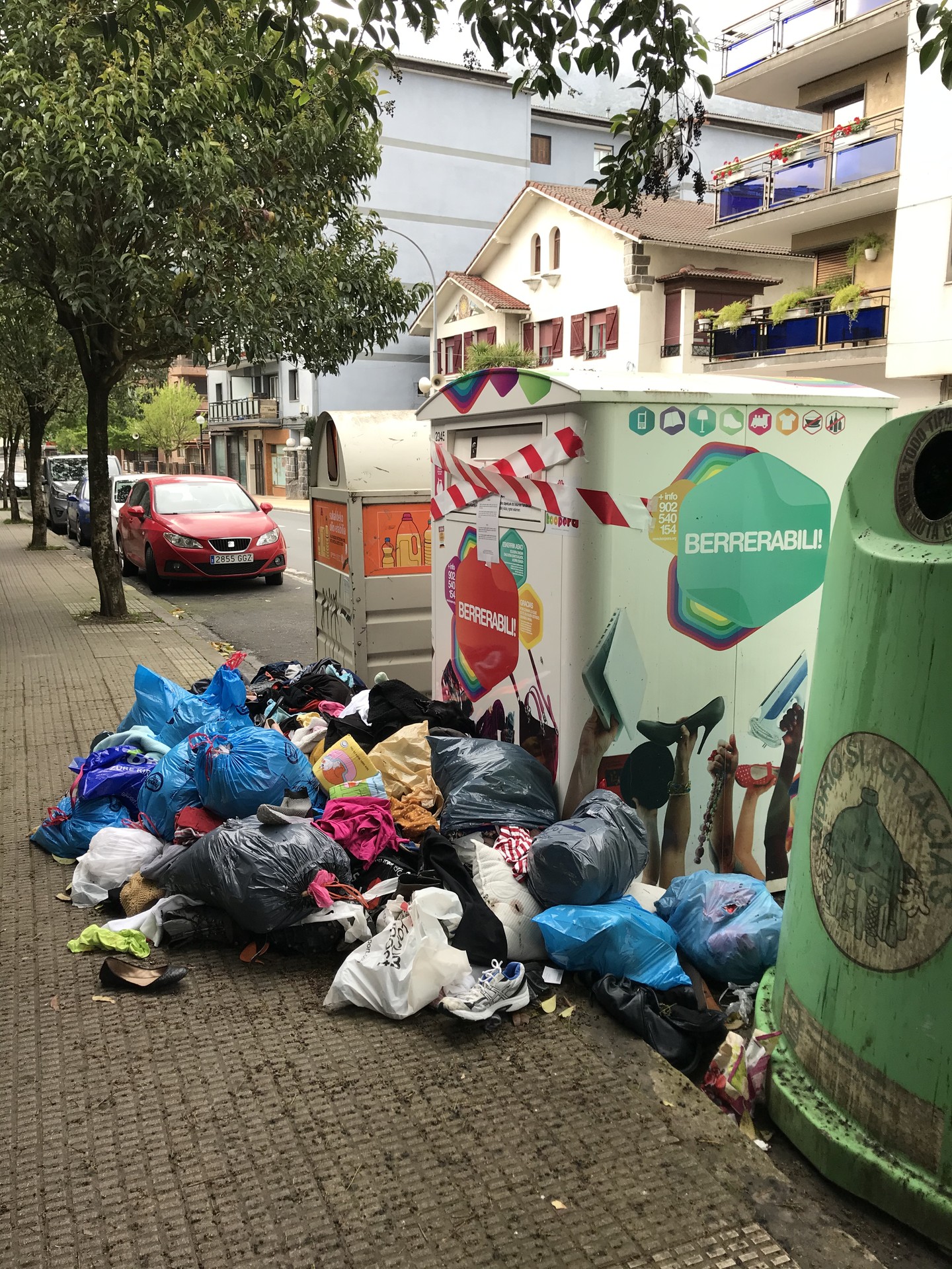 "Arropa bilketarik egingo ez dela jartzen duen arren, egunetik egunera poltsa gehiago daude"