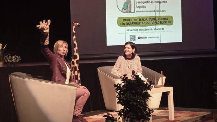 Nerea Mendizabal zestoarrak 'Jirafa hizkuntza' liburua aurkeztu du Sanagustinen, musikaz eta umorez jantzitako ekitaldian