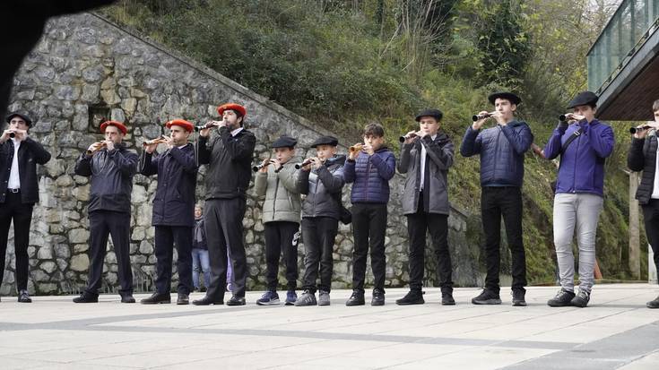 Dultzaineroen topaleku bihurtu da Azkoitia San Andres bezperan