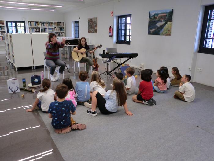 Amelie ipuin kontalariak saio musikatua eskaini du Aizkibel liburutegian