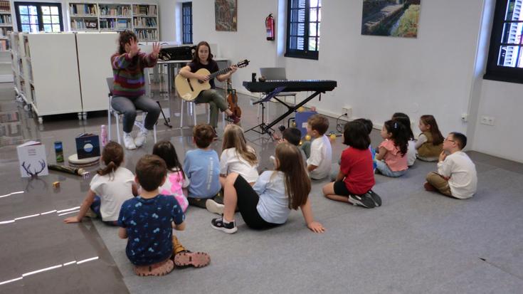 Amelie ipuin kontalariak saio musikatua eskaini du Aizkibel liburutegian