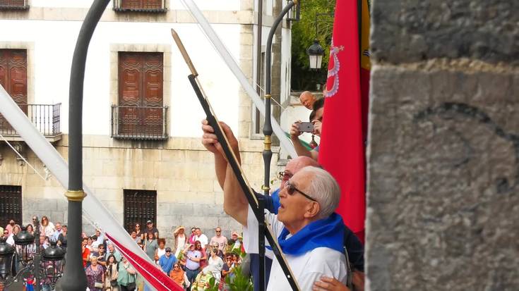 Plaza leporaino zela eta txupinazoa botata, hasi dira andremariak Azkoitian