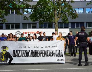 Dozenaka herritar mobilizatu dira, "Euskal Herrian Guardia Zibilak legitimitaterik ez duela" aldarrikatzeko