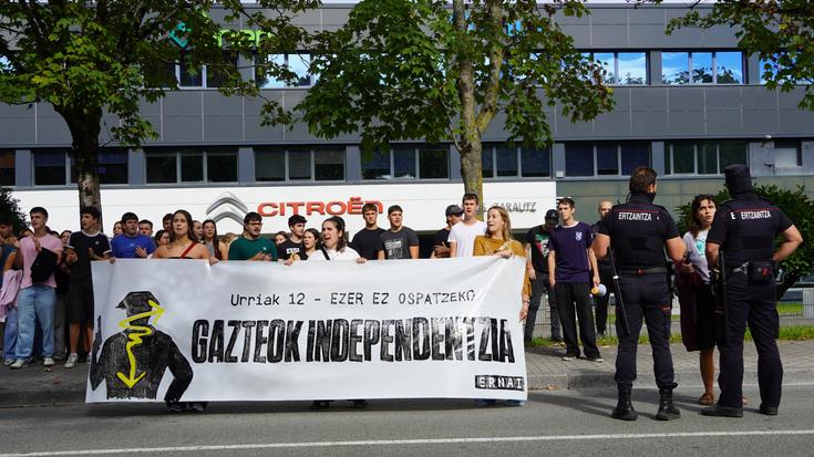Dozenaka herritar mobilizatu dira, "Euskal Herrian Guardia Zibilak legitimitaterik ez duela" aldarrikatzeko