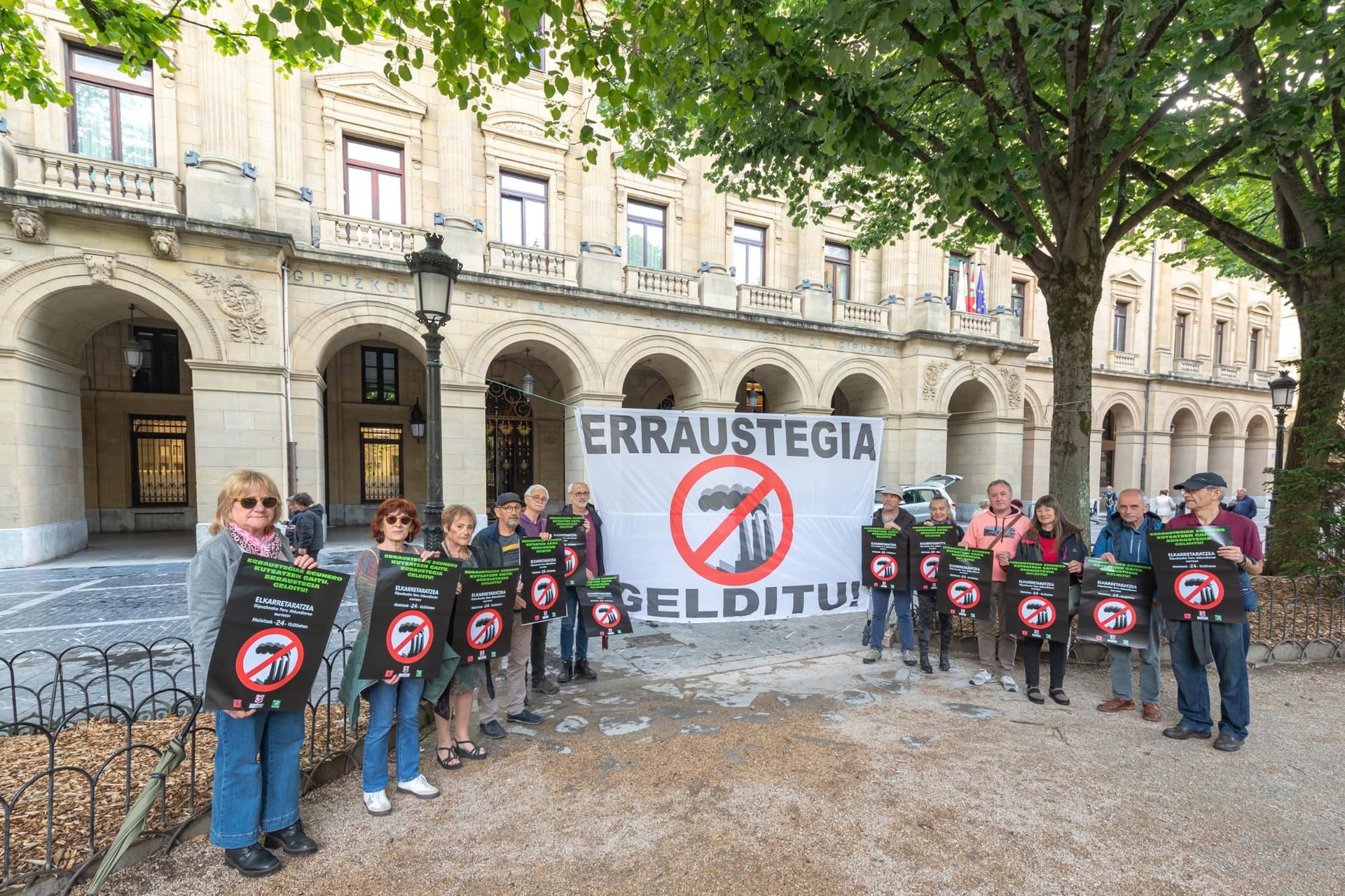 Erraustegiak egunero kutsatzen gaitu, erraustegia gelditu!