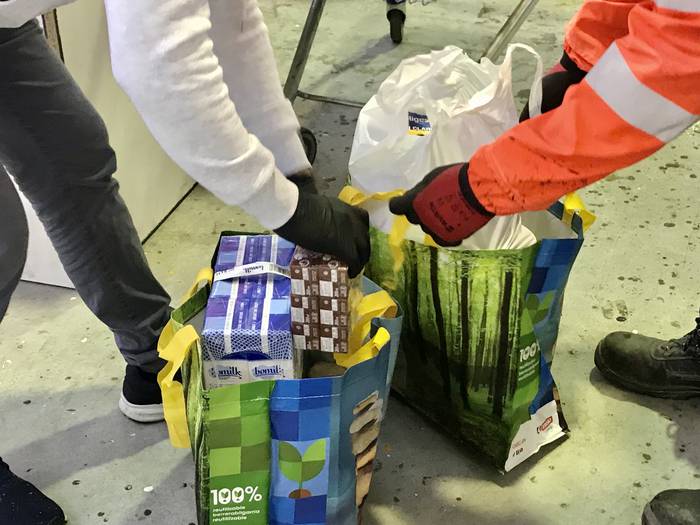 Azpeitiko janari bankuak eta udalak oinarrizko elikagaiak banatu dizkie herriko 90 familiari