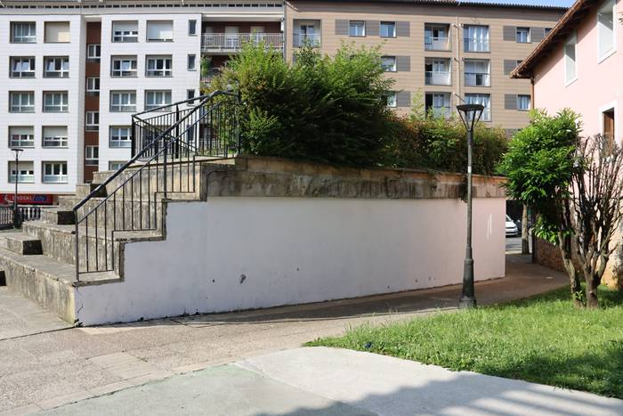 Ekain guraso elkarteak horma irudia margotuko du parkearen ondoko horma batean