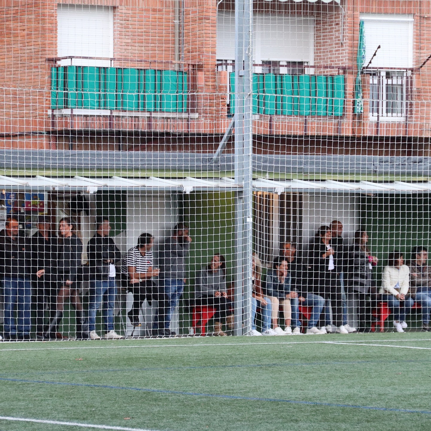 Futbol zelaiak eta tenis eta padel pistek itxita jarraituko dute azterketa berriak egin arte