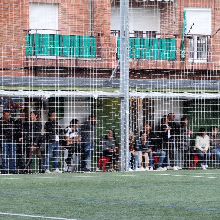 Futbol zelaiak eta tenis eta padel pistek itxita jarraituko dute azterketa berriak egin arte