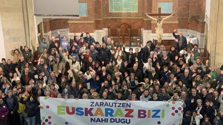 Askotariko euskaltzaleak bildu dira gaur Frantziskotarren elizan euskararen argitara