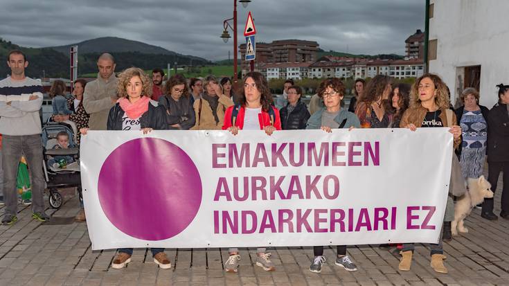 Bi emakumeren erailketa gaitzesteko elkarretaratzea egin da