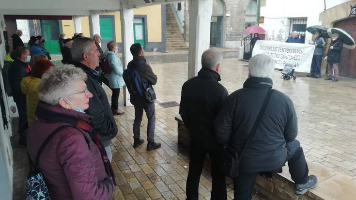 Asteazkeneko manifestazioan parte hartzeko deia egin dute pentsiodunek