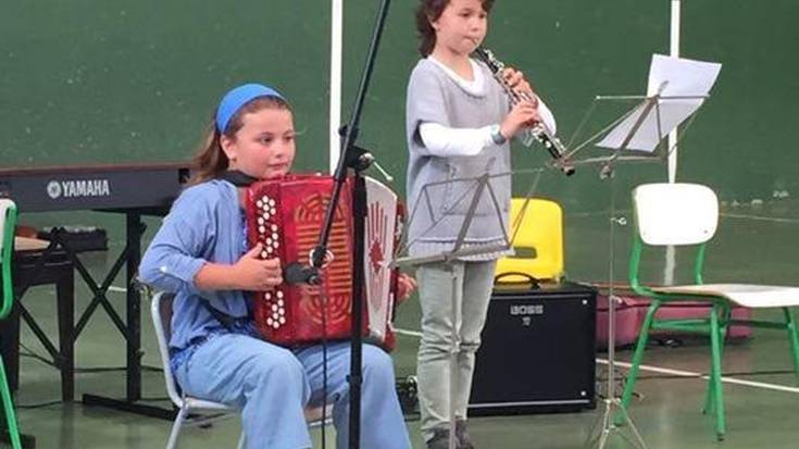 Zuzeneko entzunaldi txikiak egingo dituzte Zumaiako Musika eta Dantza Eskolako ikasleek