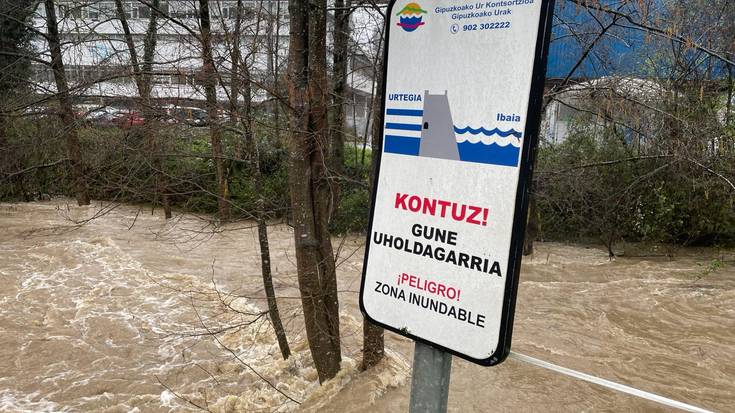 Ibaiak gainezka, eta euriak etenik ez