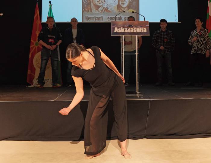 Deportazioa "behingoz" indargabetzeko urratsak eskatu dituzte Azkoitian