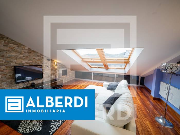 Alberdi Inmobiliaria: xarma berezia duen duplexa Kale Nagusian