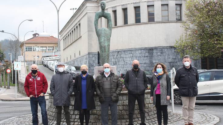 M8a ospatzeko, 'Emakumeen Oroimenez' eskulturaren aurrean elkartu dira udal ordezkariak