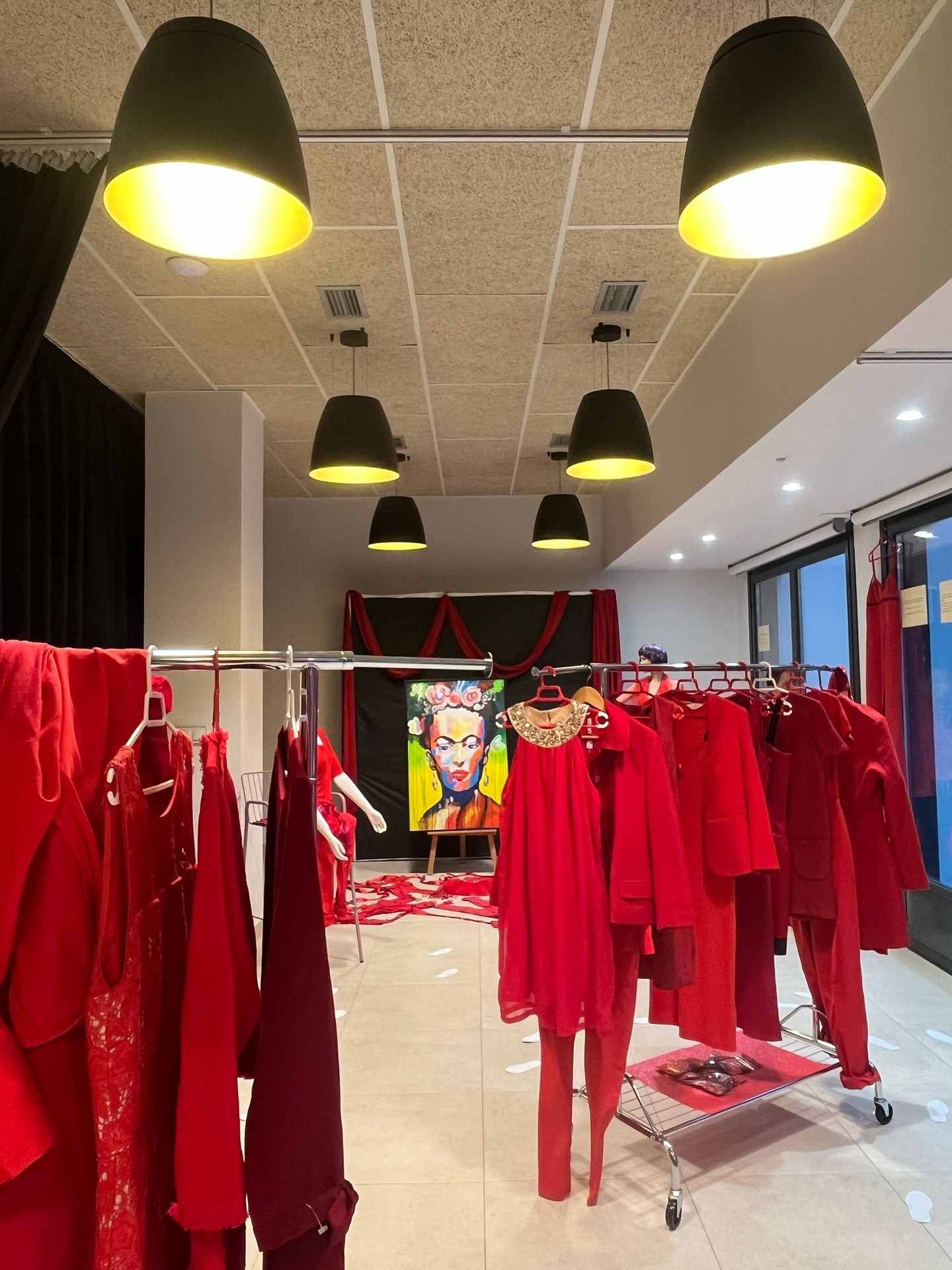 'Ausencias en rojo' erakusketa zabalduko dute gaur Emakumeon Etxean