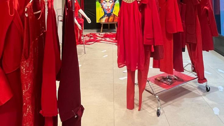 'Ausencias en rojo' erakusketa zabalduko dute gaur Emakumeon Etxean