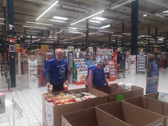 Elikagai bankua jana biltzen ari da Eroski eta BM supermerkatuetan