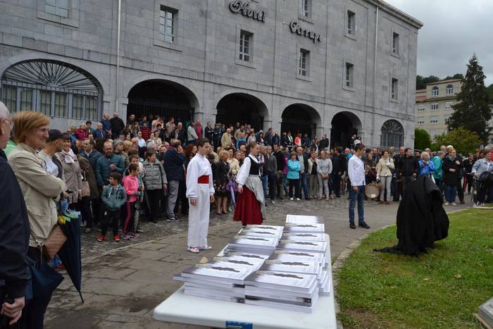 Eusko Gudarostearen inguruko liburua eta Kandido Sasetaren omenezko irudia, memoria historikoa zabaltzeko