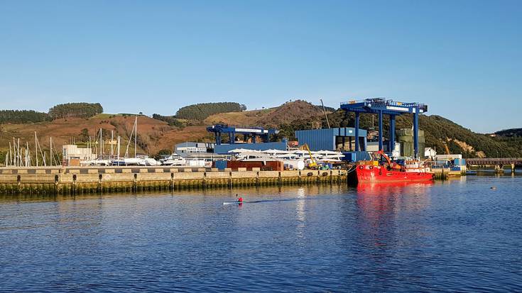 Fokuak ipini ditu Udalak ibaian, piraguistek ilundu ondoren entrenatzeko