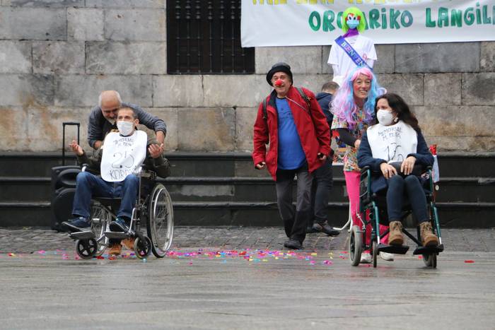 Protesta umoretsua egin dute Azkoitian, egoitzetako langileen egoera salatzeko