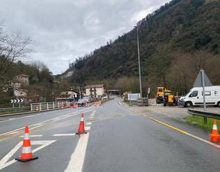 Ezkuztako zubiko errepidea uste baino lehenago ireki dute