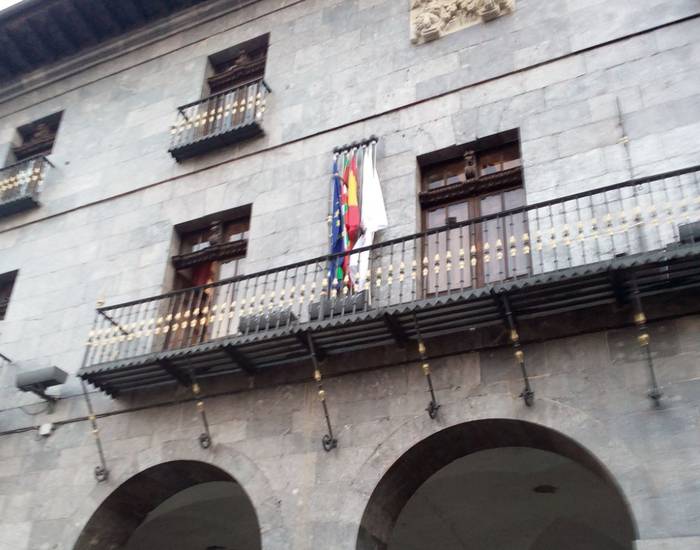 Udalak Espainiako bandera zintzilikatu du udaletxeko balkoian