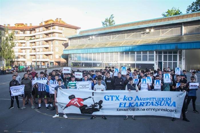Epailearen aurrean deklaratuta, Gaztetxearen urteurreneko istiluen harira hasitako auzibidea bertan behera uzteko eskatu dute