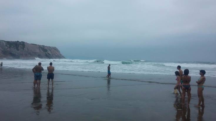 Surflariek bi pertsona atera dituzte Itzurun hondartzan