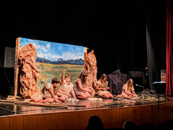 Azaroaren 25eko aldarriarekin bat egin dute Herri Eskolako DBH 1. mailako ikasleek